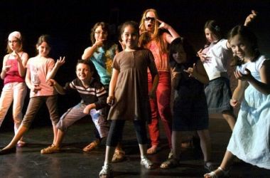 Enfants jouant une pièce de théâtre - MJC Vaugneray