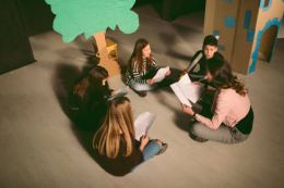 Enfants jouant une pièce de théâtre - MJC Vaugneray